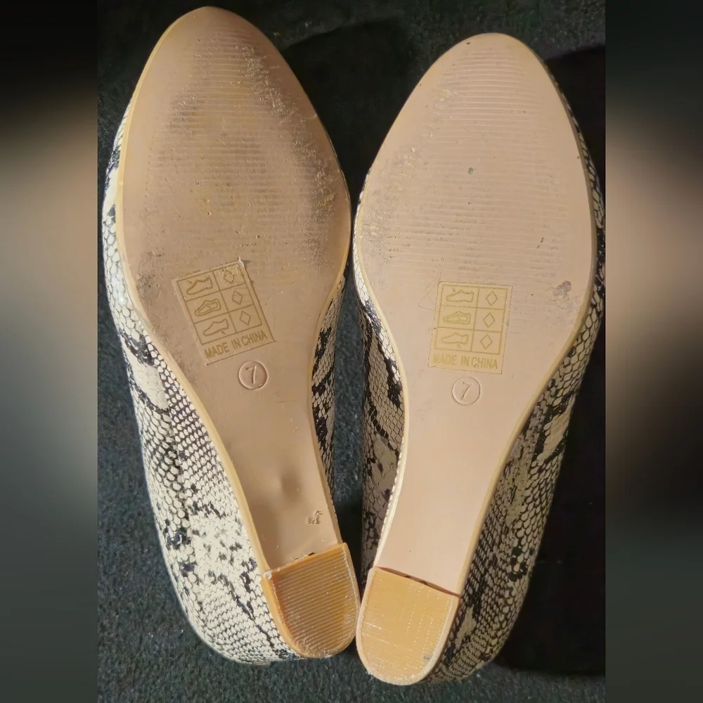 Riverberry Black & Cream Snake-Print Wedge Round Toe Pumps  -Size 7